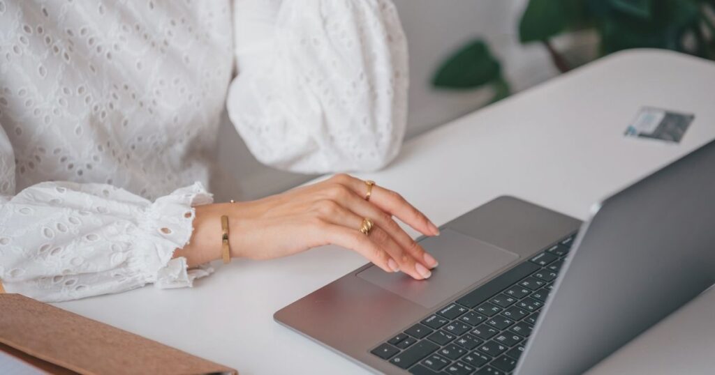 woman using internet in the US