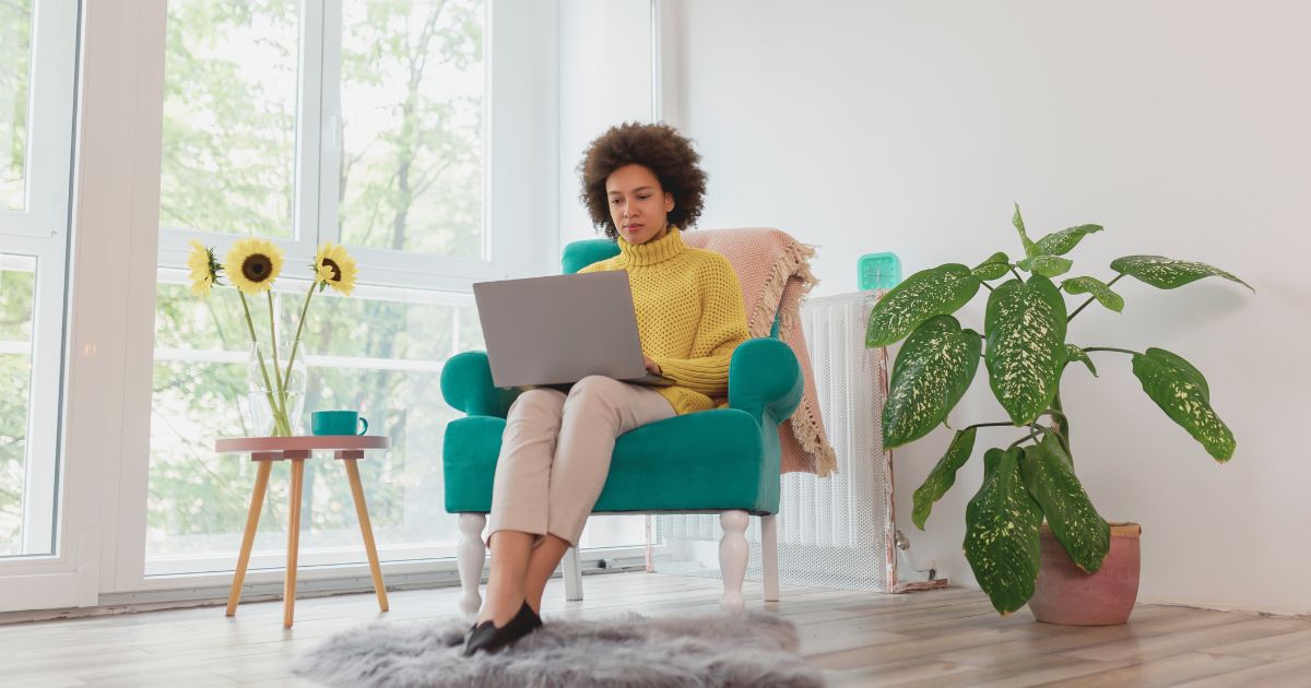 mujer buscando su primer trabajo remoto sin experiencia