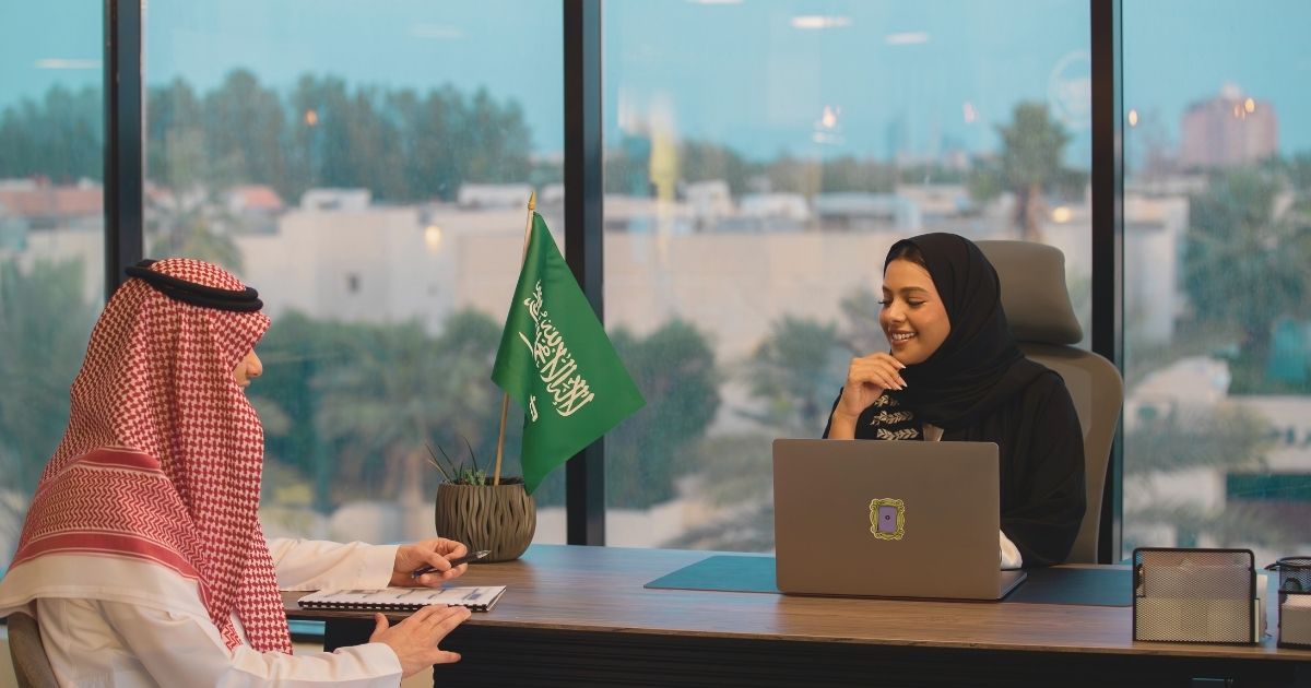 persona obteniendo la visa para Arabia Saudi