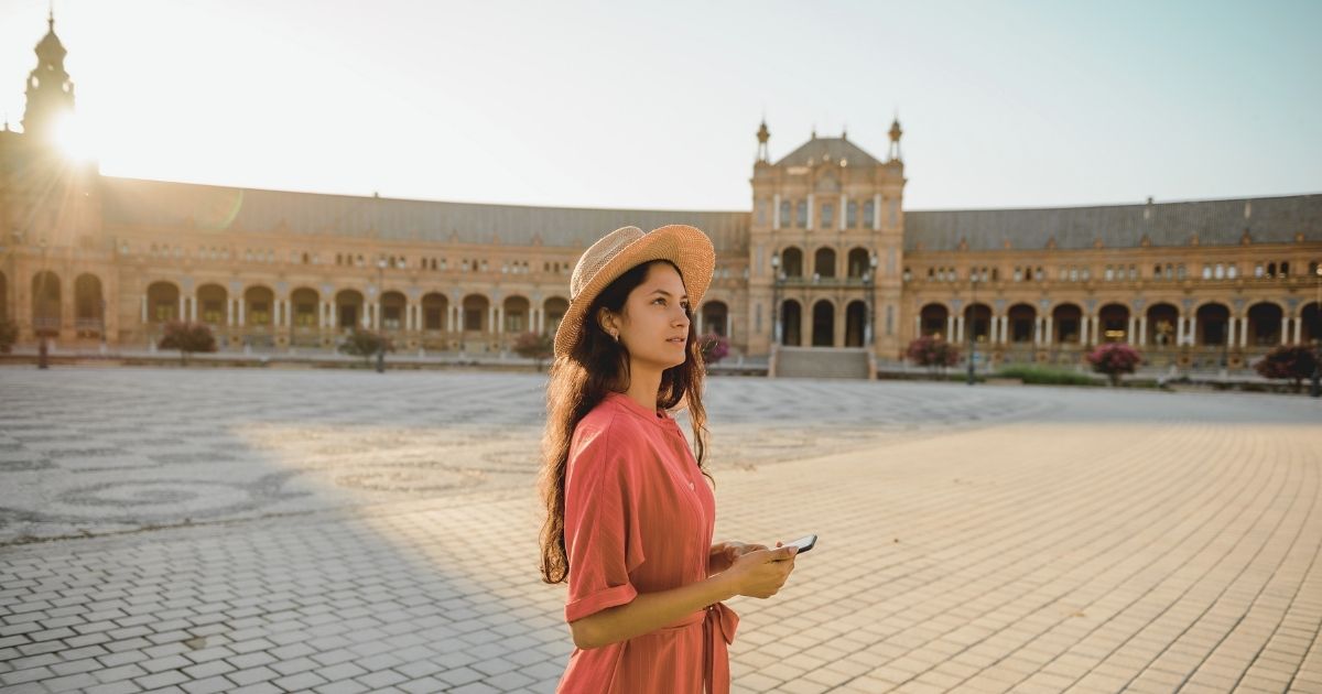 mujer nomada digital viviendo en España