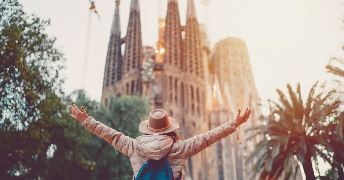 mujer disfrutando la vida en España con su visado de nomada digital