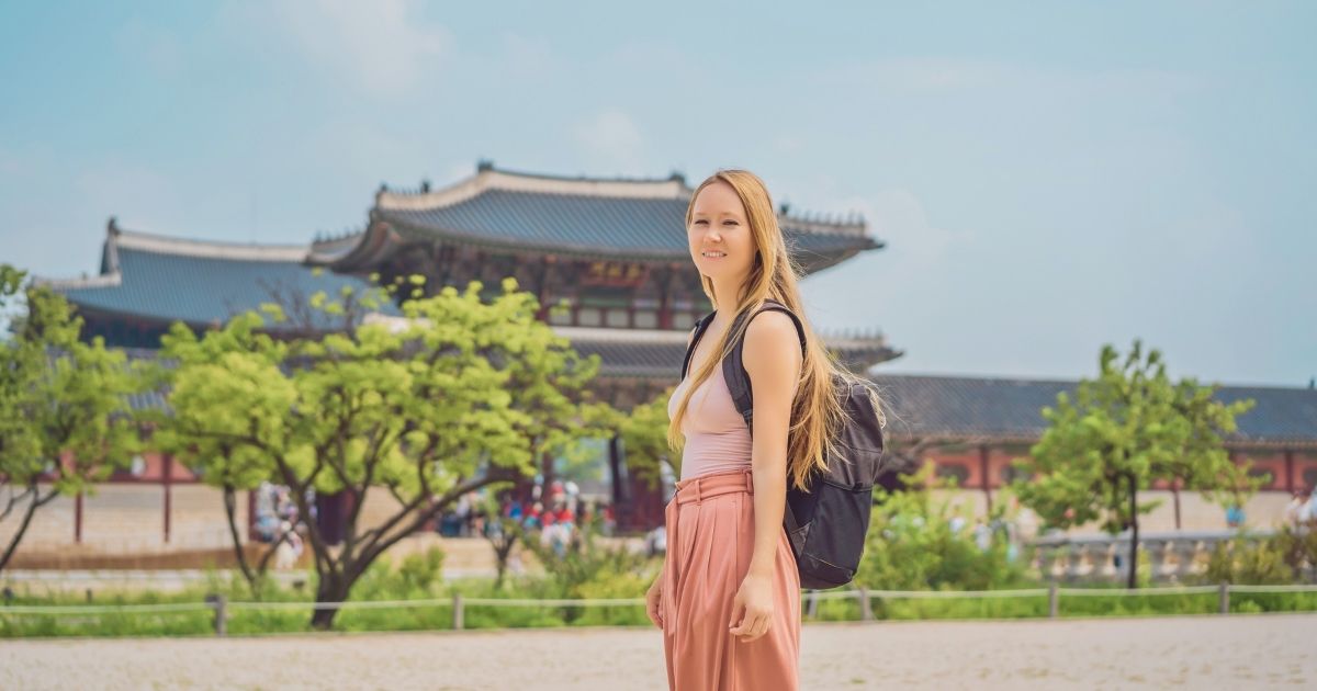mujer disfrutando de su visado a Corea del Sur
