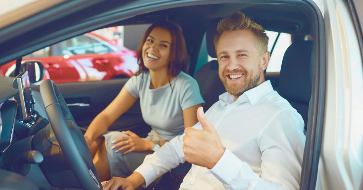 pareja feliz con coche alquilado en Arabia Saudi
