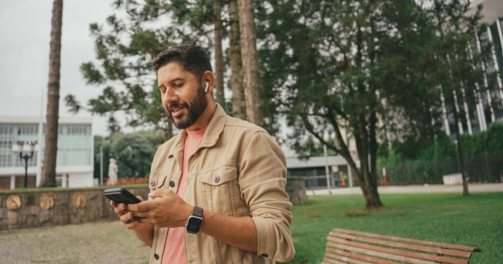 hombre navegando en internet con una esim