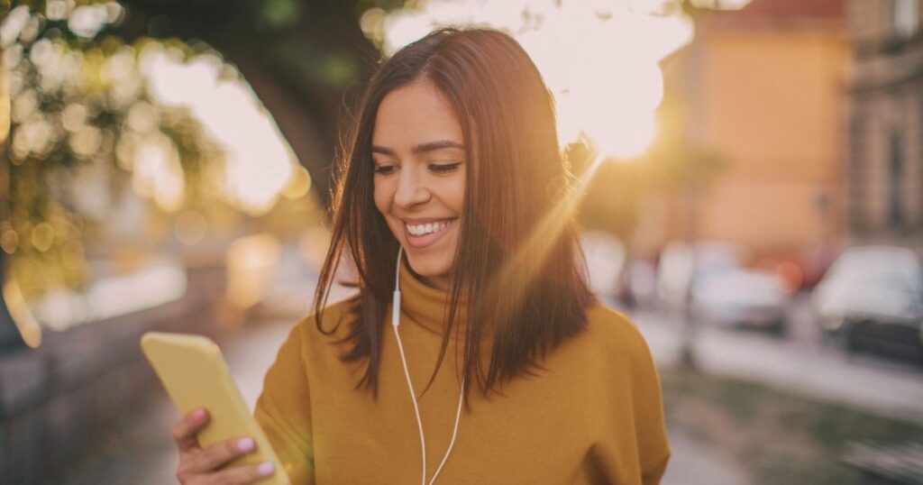 mujer joven usando internet en Amsterdam