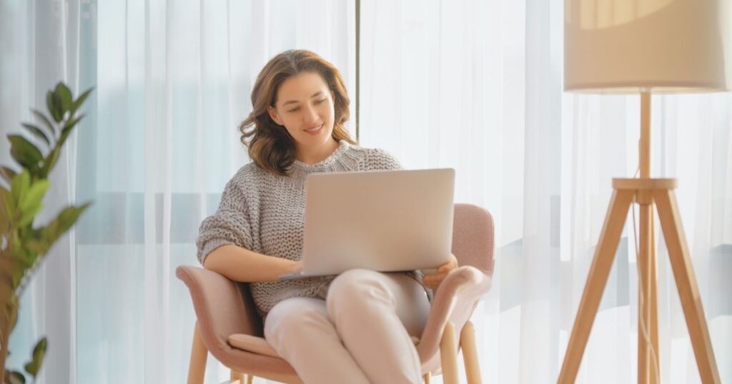 mujer navegando en internet en Dubai