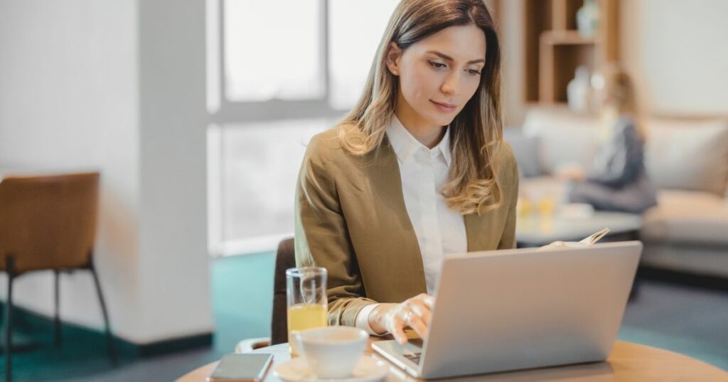mujer trabajando remoto en Japon