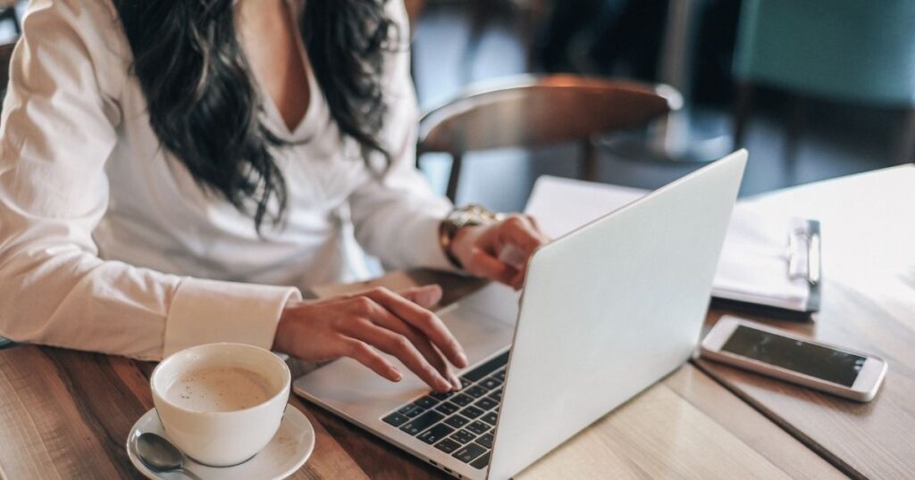 mujer trabajando en remoto con la internet de Londres