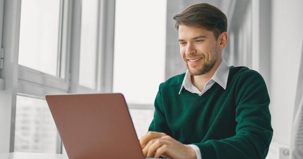 hombre joven usando internet en Mallorca