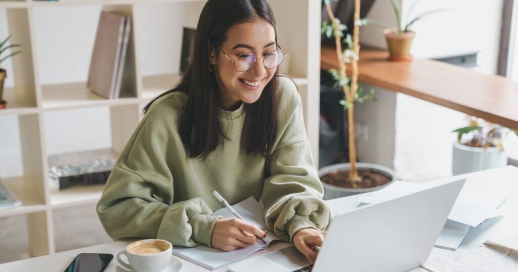 mujer joven usando internet en su laptop en Rusia