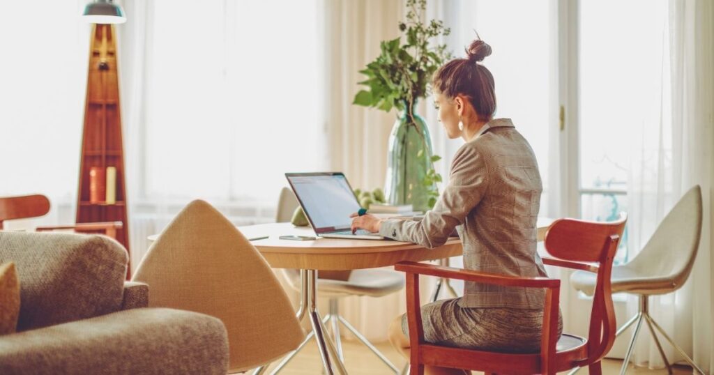 digital nomad woman living in Malaga