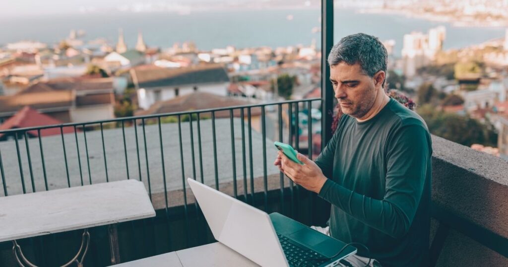 hombre solicitando visa de nomada digital en Portugal
