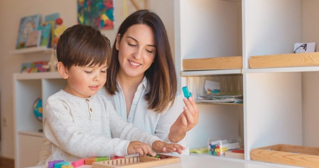 mujer educando su hijo mientras viaja