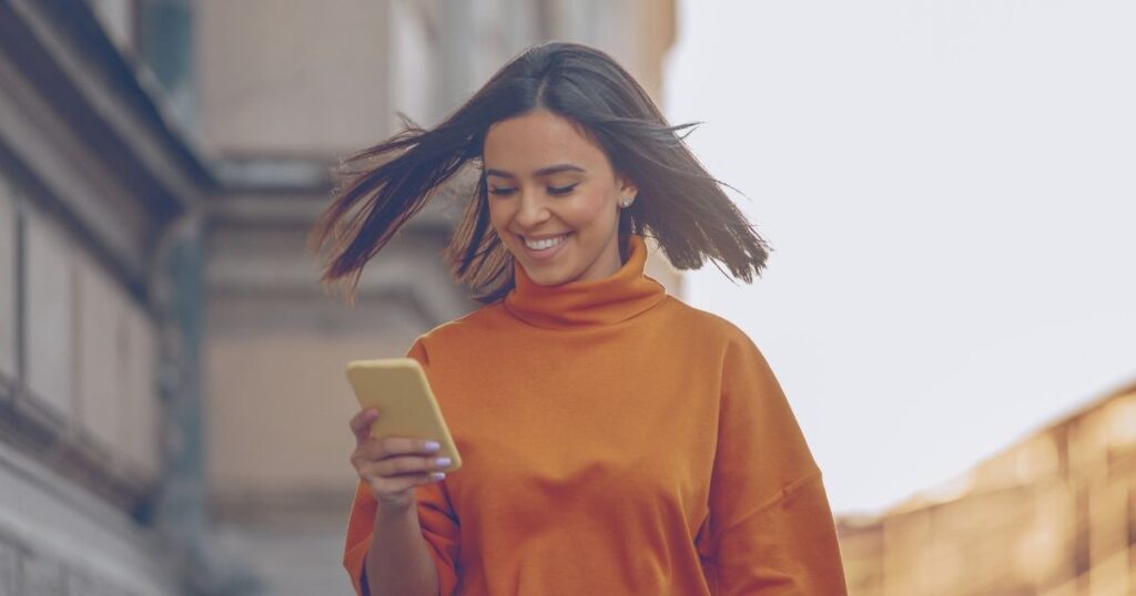 mujer sonriente utilizando el mejor plan de datos eSIM para Arabia Saudí