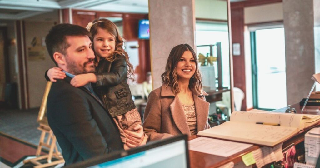 familia nomada digital haciendo check in en un alojamiento