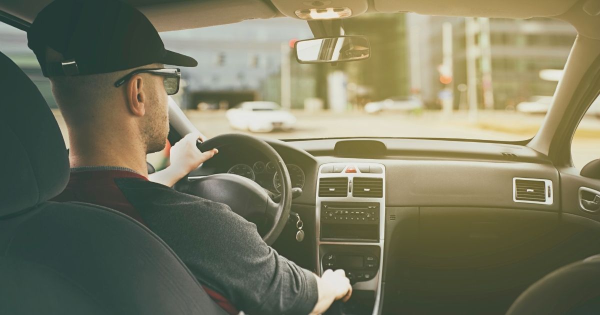 hombre joven conduciendo en Arabia Saudi