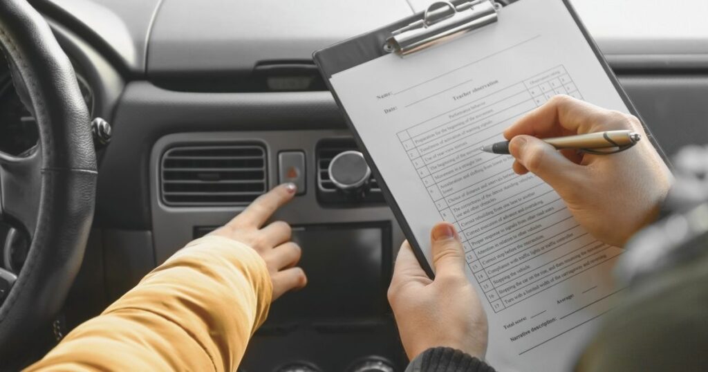 persona aprobando los examenes de conducir en Argentina