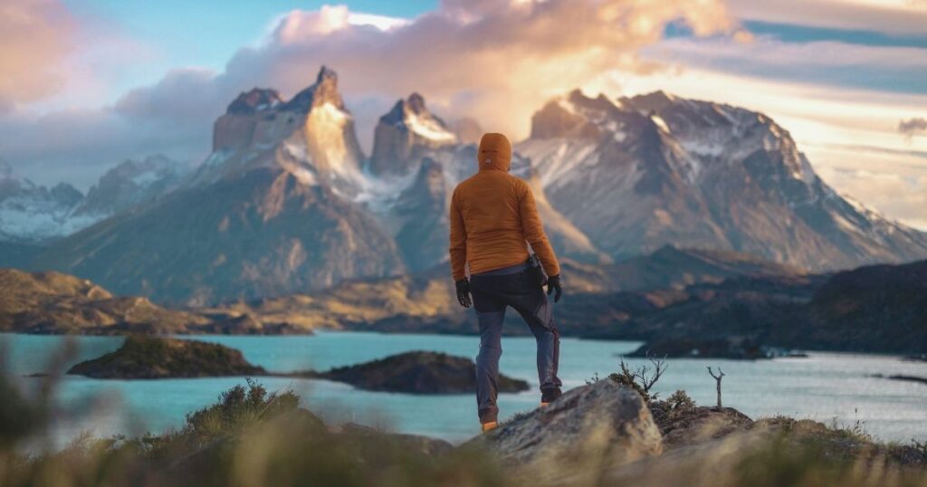 hombre disfrutando de su viaje a Chile con un seguro viaje