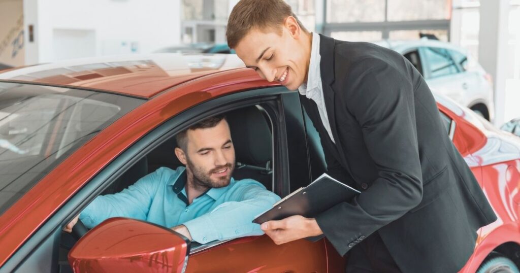 hombre joven devolviendo coche alquilado en Arabia Saudi