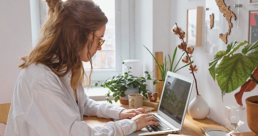 mujer trabajando remoto en Dubai