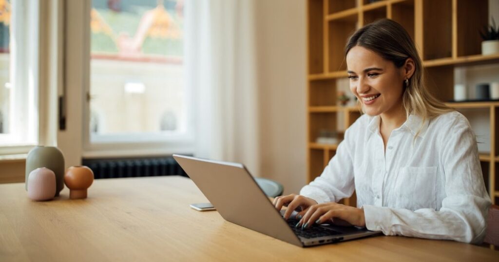 mujer navegando en internet en Londres
