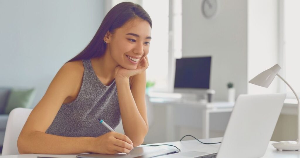 mujer sonriente trabajando remoto en Praga