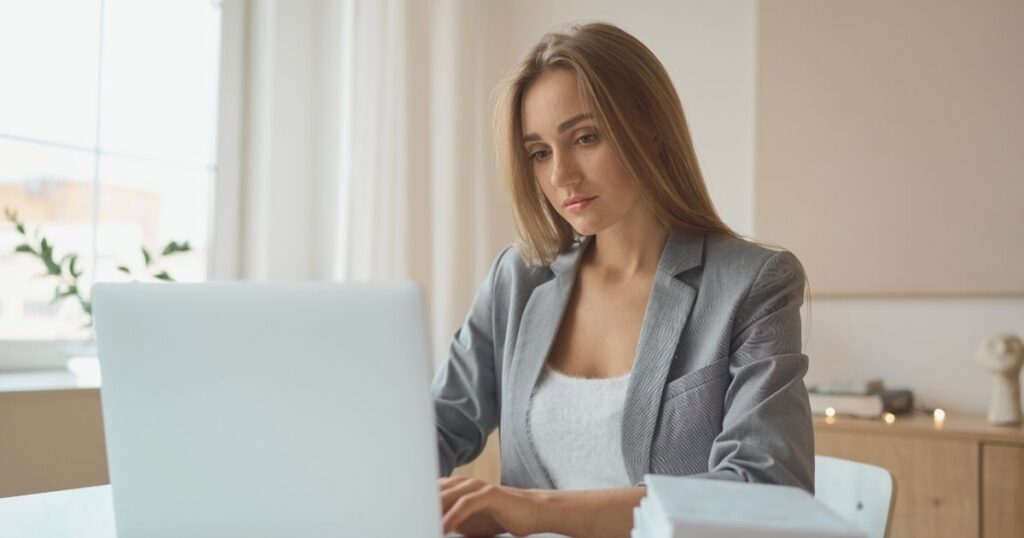 mujer joven navegando en internet en Valencia