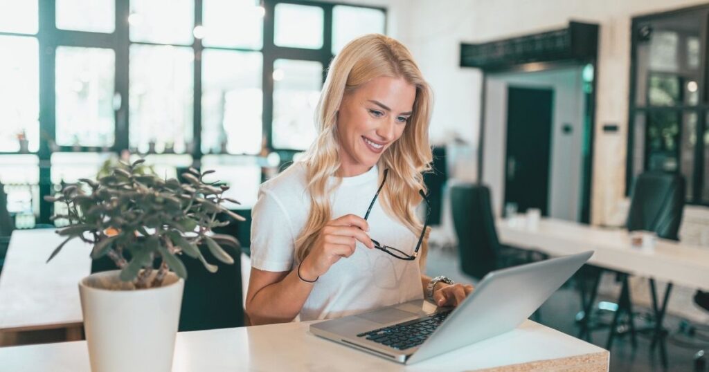mujer sonriente usando internet en Arabia Saudi