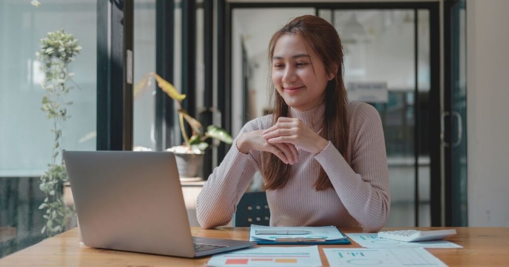 mujer viviendo su vida como nomada digital