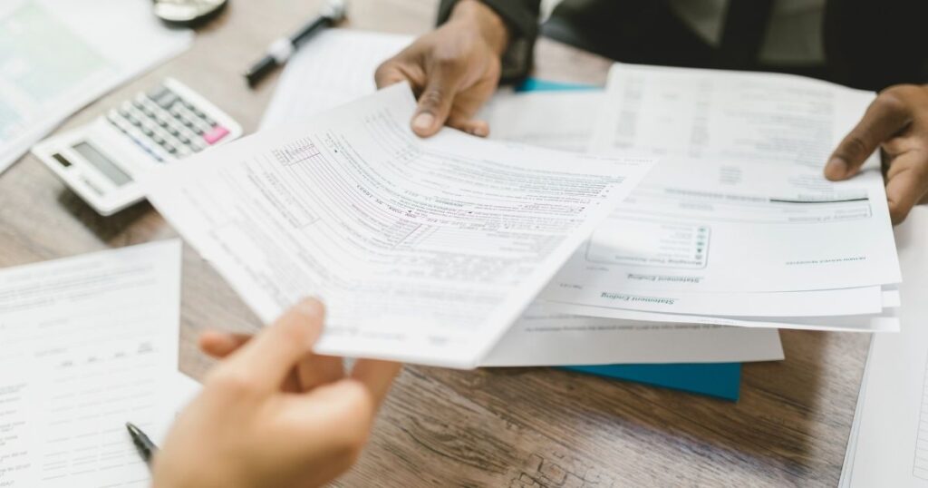 persona haciendo copias de sus documentos para viajar a Tailandia