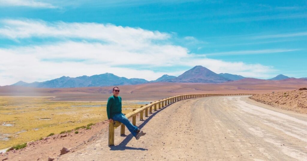 hombre turistando con seguridad en Chile