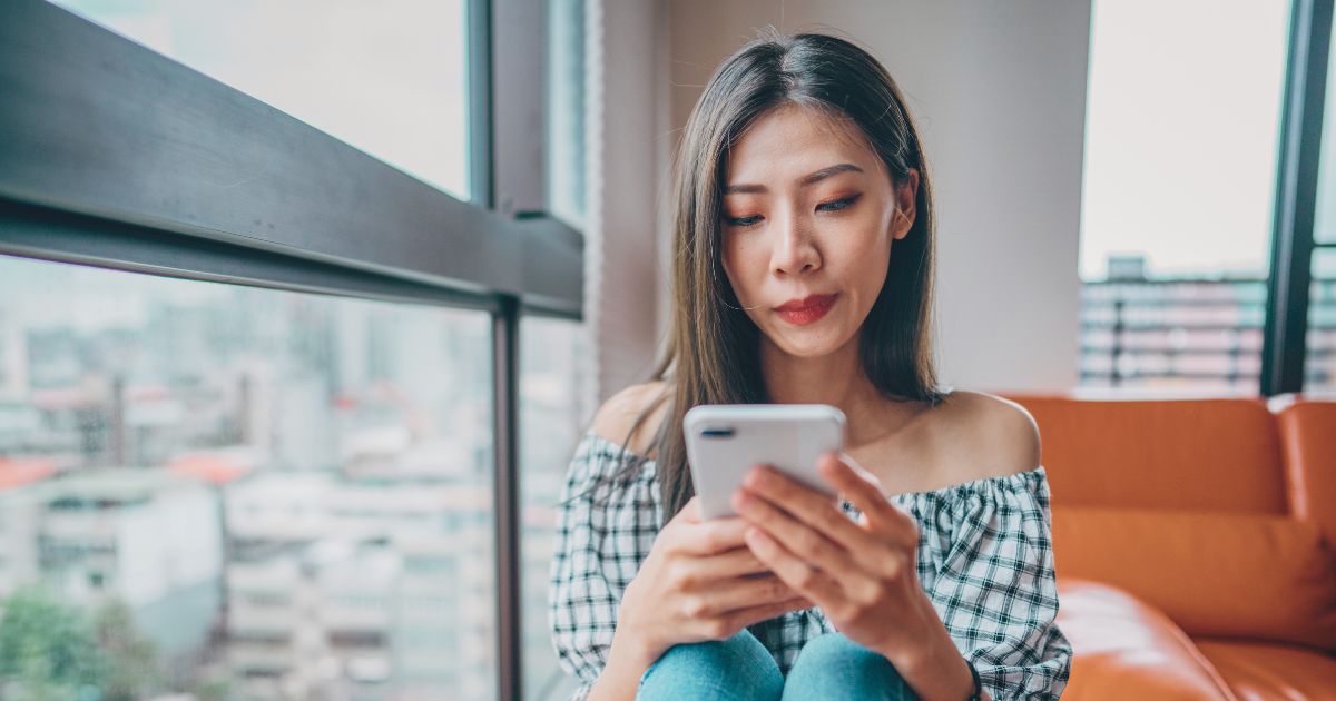 mujer seria descubriendo las desventajas de la esim de Airalo