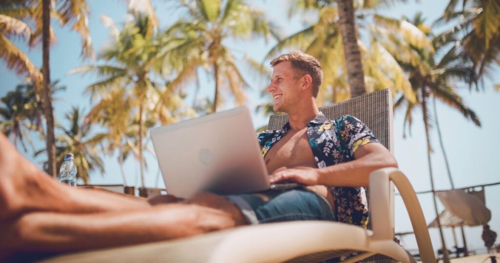 hombre joven disfrutando de la vida de nomada digital