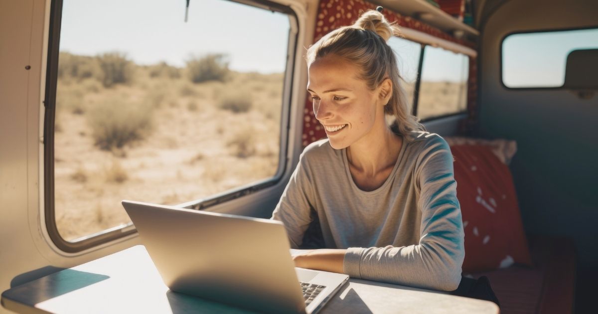 mujer viendo un documental sobre nomadas digitales