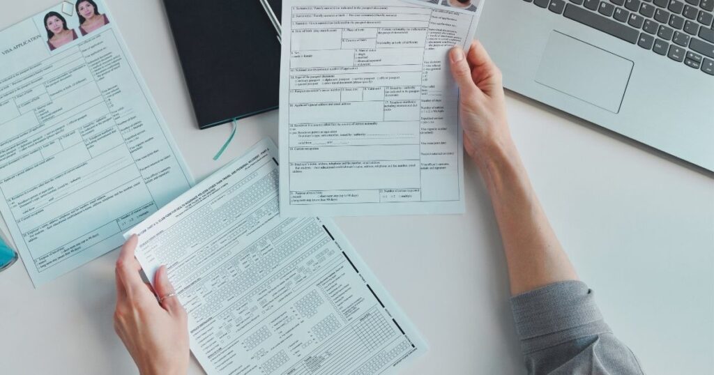 persona haciendo copias de sus documentos para viajar a Tailandia