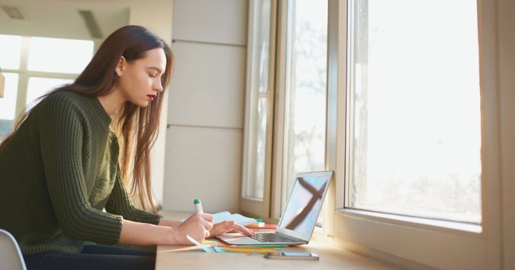 copywriter escribiendo un blog post online