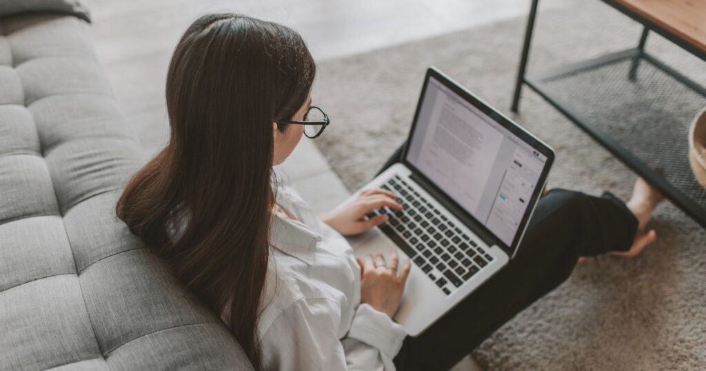 copywriter escribiendo un blog post online