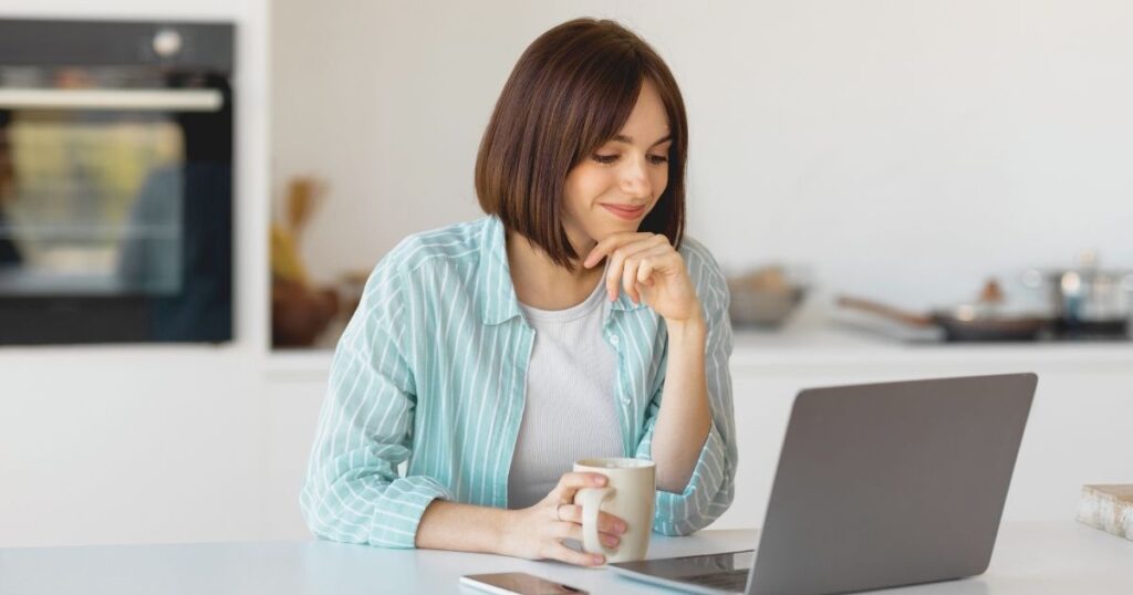 young woman working remotely from Sapin