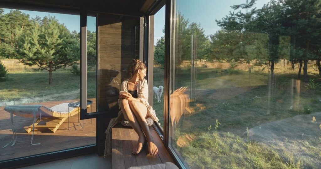 mujer haciendo house sitting mientras viaja como nomada digital