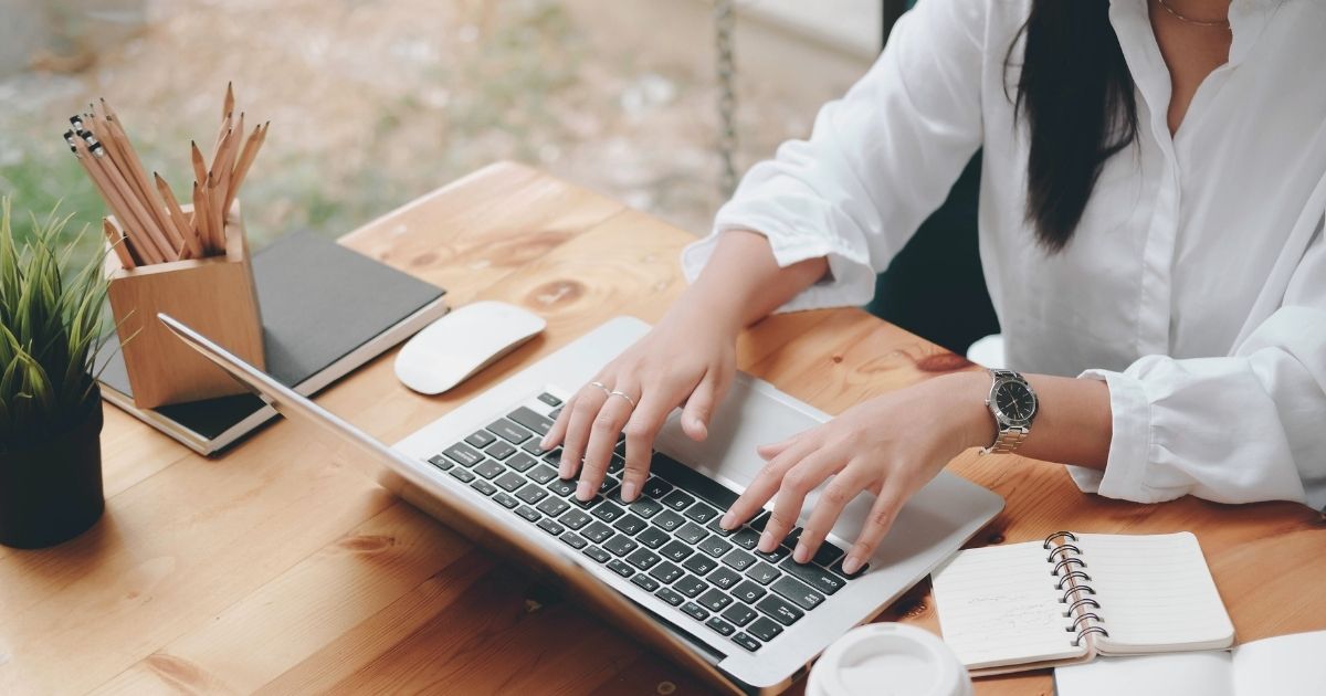 mujer navegando en internet en Emiratos Arabes Unidos