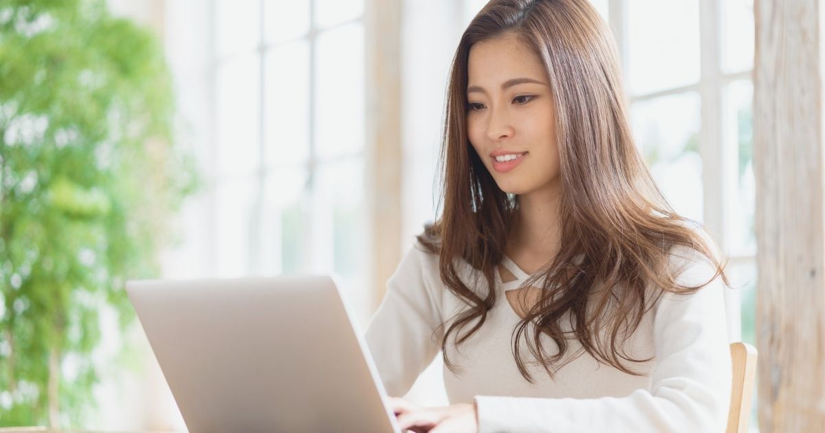 mujer joven usando internet en Valencia