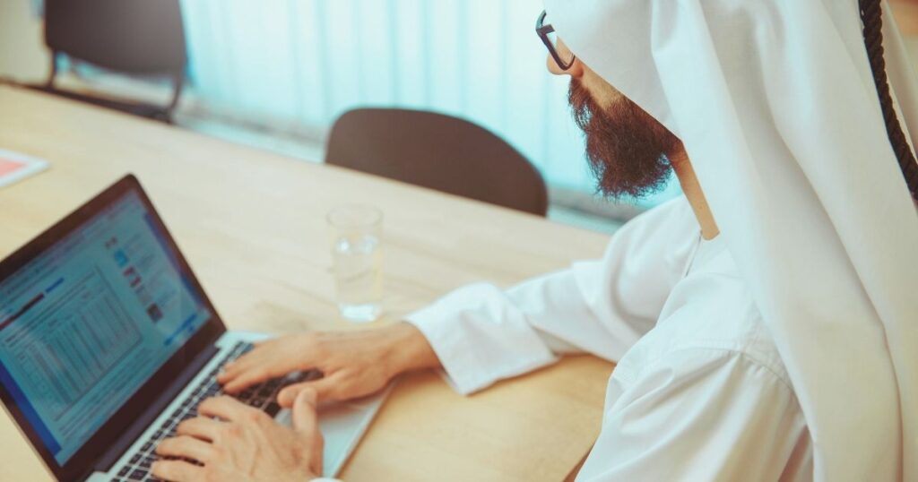 hombre adoptando medidas de seguridad en Arabia Saudi