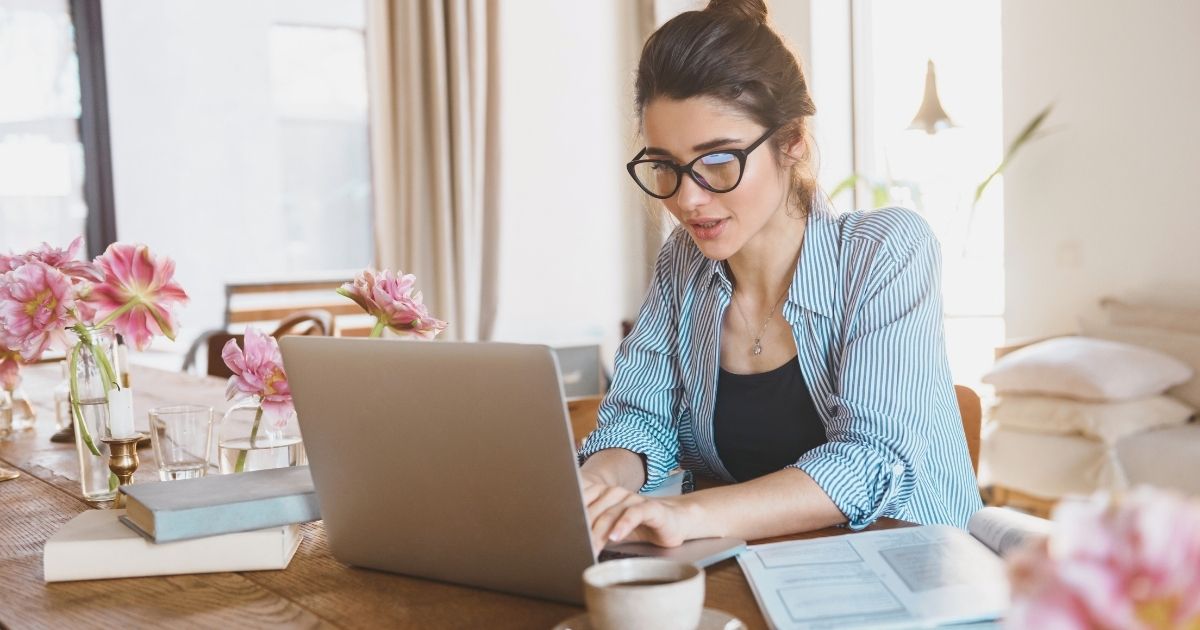 mujer joven trabajando en un alojamiento para nomadas digitales