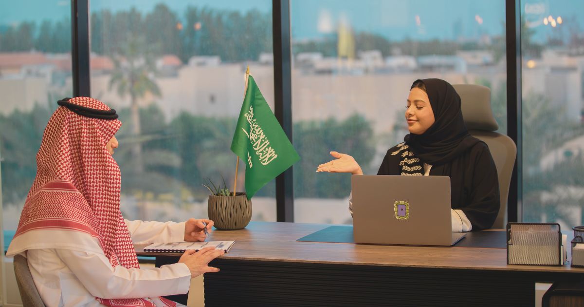 hombre eligiendo el mejor banco en Arabia Saudi