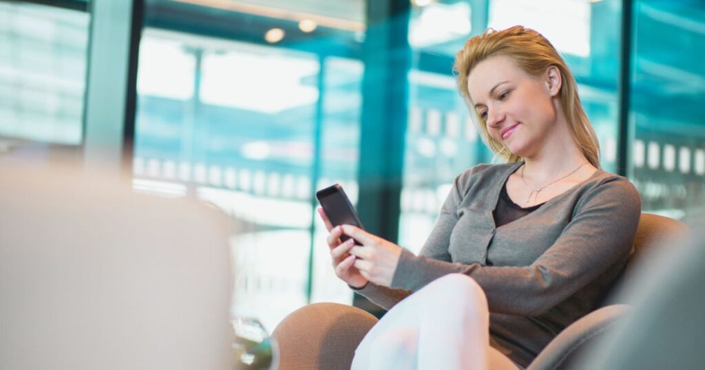 mujer navegando en internet en su móvil en Emiratos Árabes Unidos