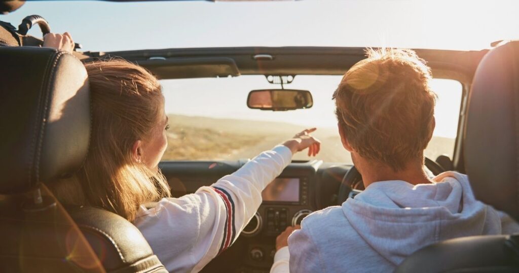 pareja conduciendo en Arabia Saudi