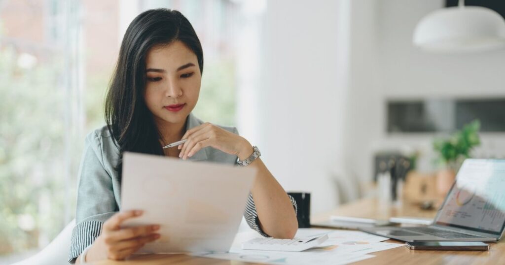 mujer nomada digital organizando las finanzas