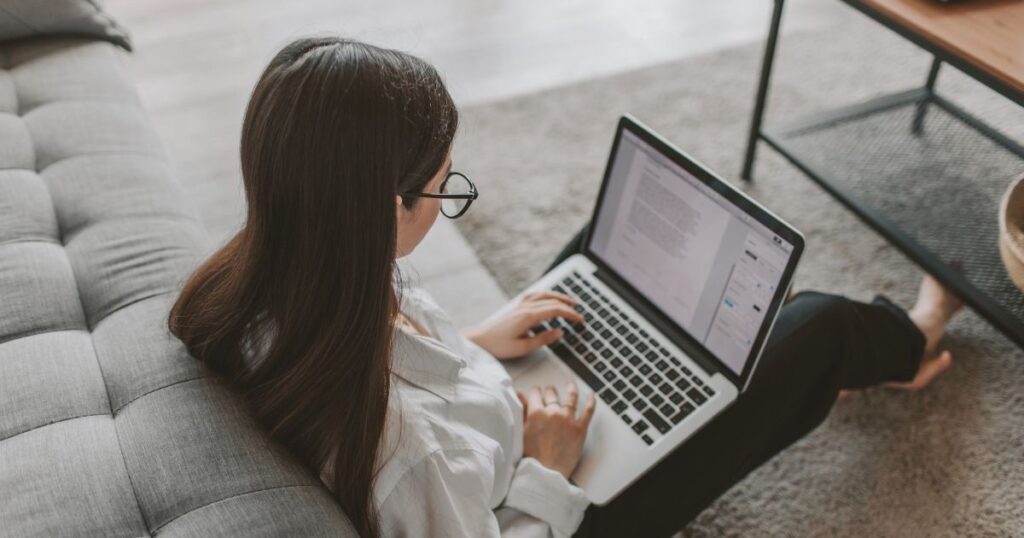 mujer joven trabajando en remoto como nomada digital