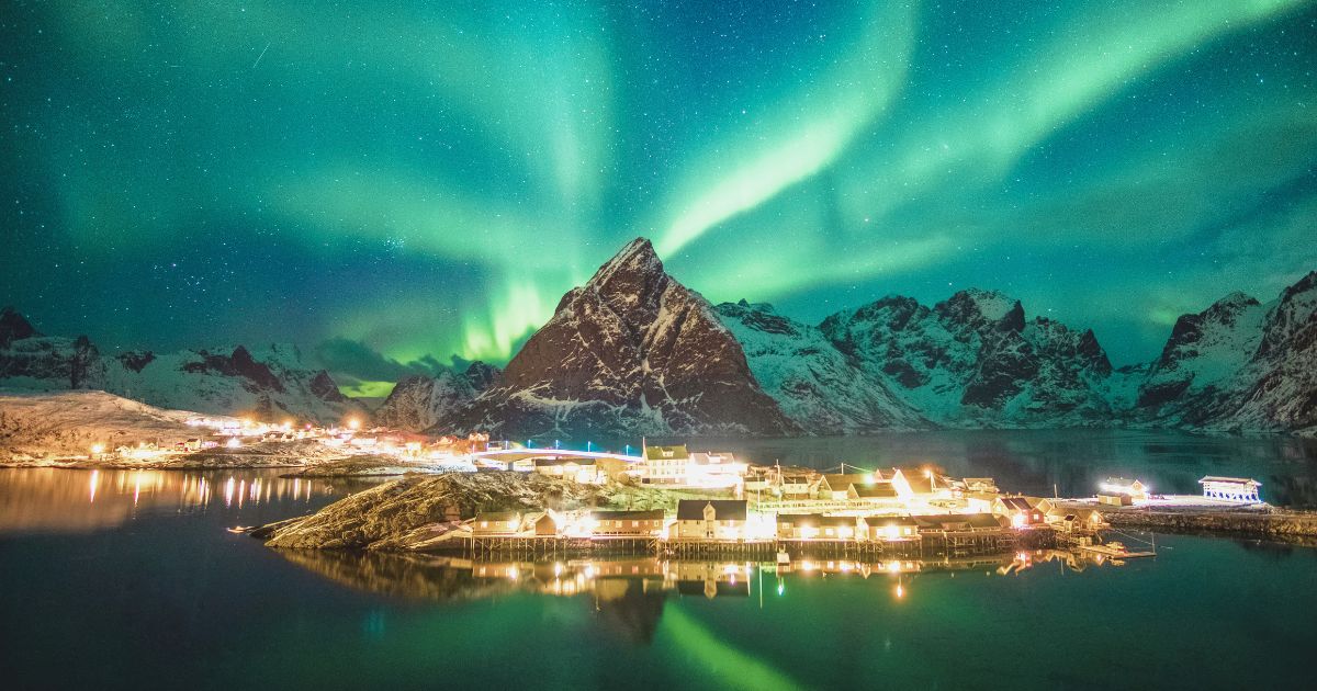 hermoso paisaje de la Aurora Boreal en Noruega