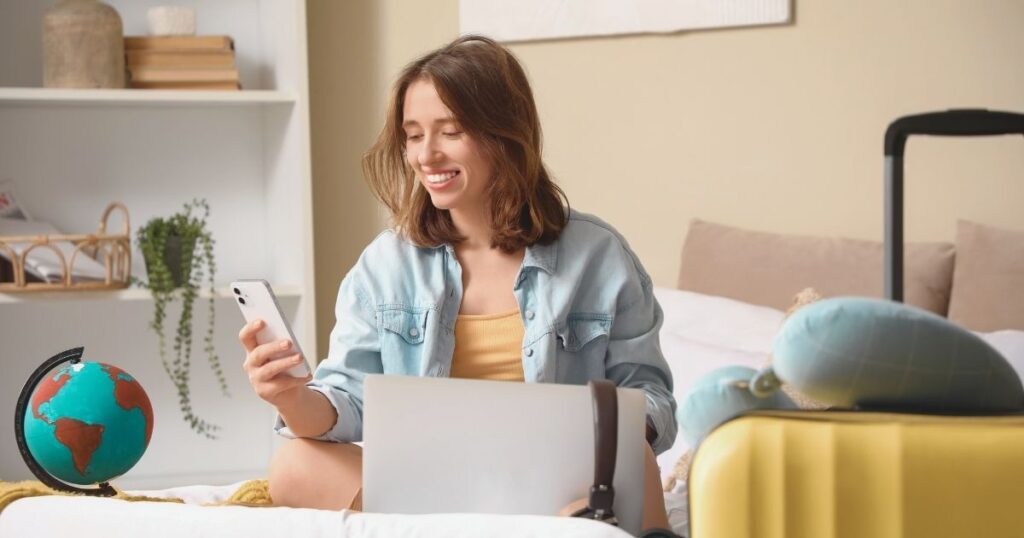 mujer sonriente usando esim al viajar